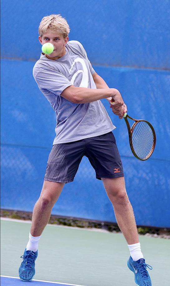 BRAUN LEVI '25 SMASHING a backhand back at his oppenent